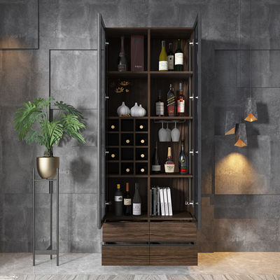 Tủ trưng bày ly rượu ở quầy bar góc