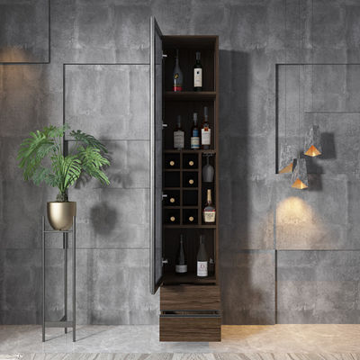 Tủ trưng bày ly rượu ở quầy bar góc