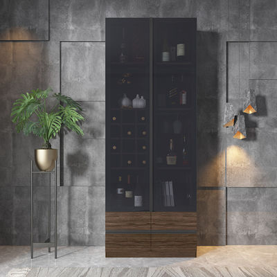 Tủ trưng bày ly rượu ở quầy bar góc